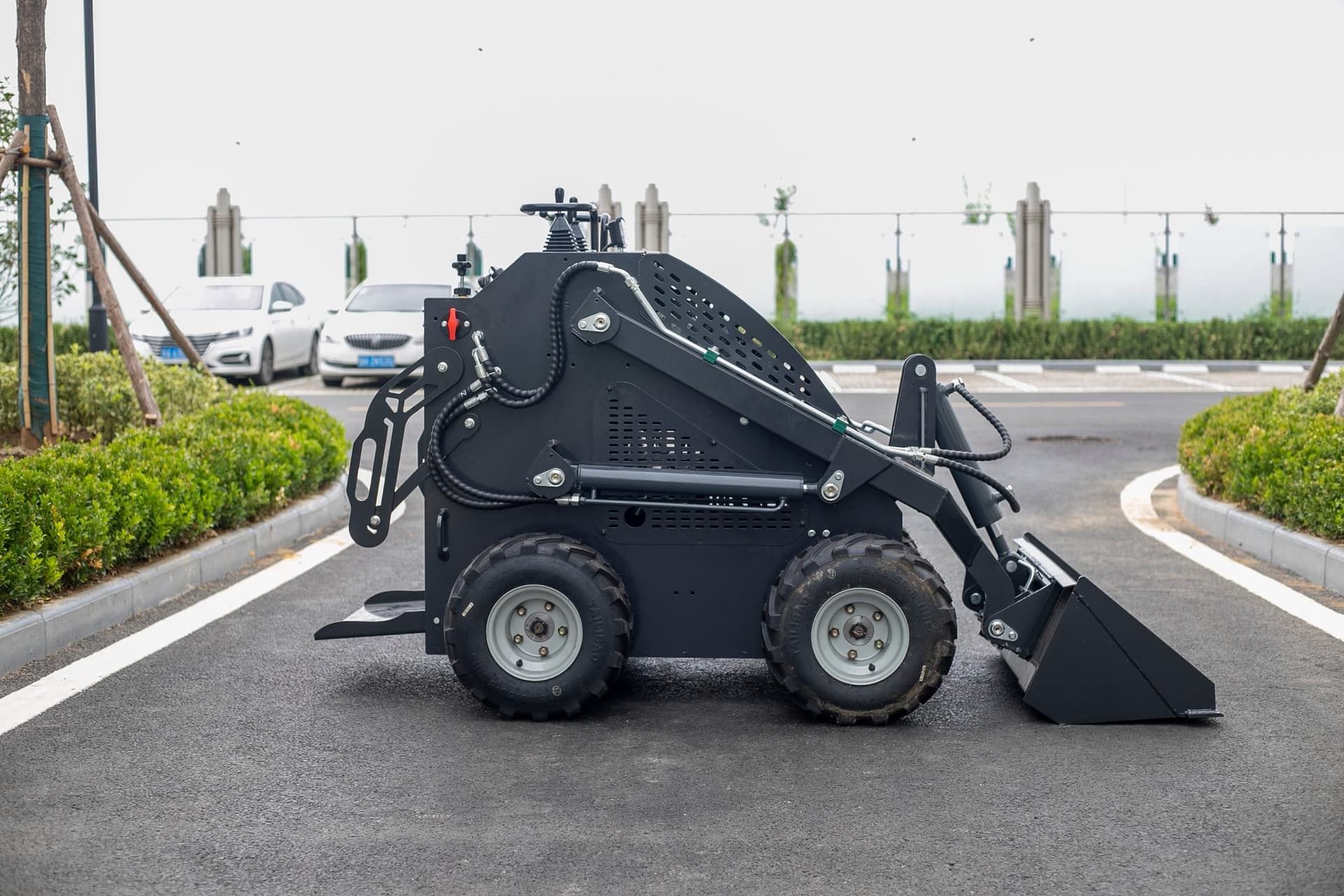 S460 wheeled skid steer loader side profile with bucket