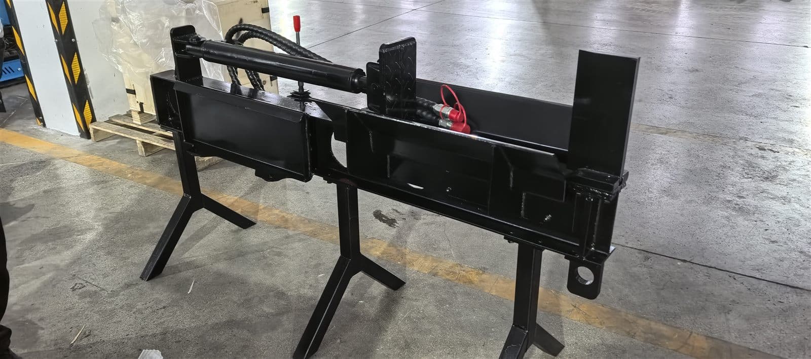 Log splitter attachment for skid steer loader