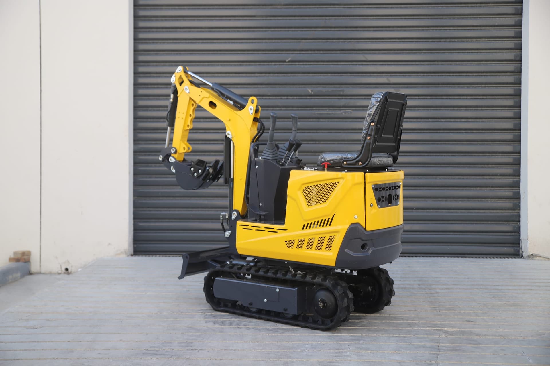 06Q mini excavator compact profile for confined job sites