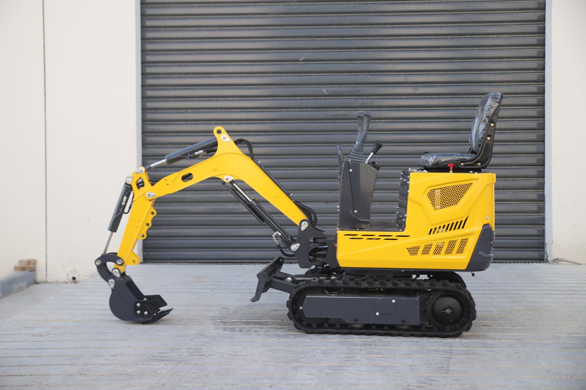 06Q mini excavator side profile with bucket attachment