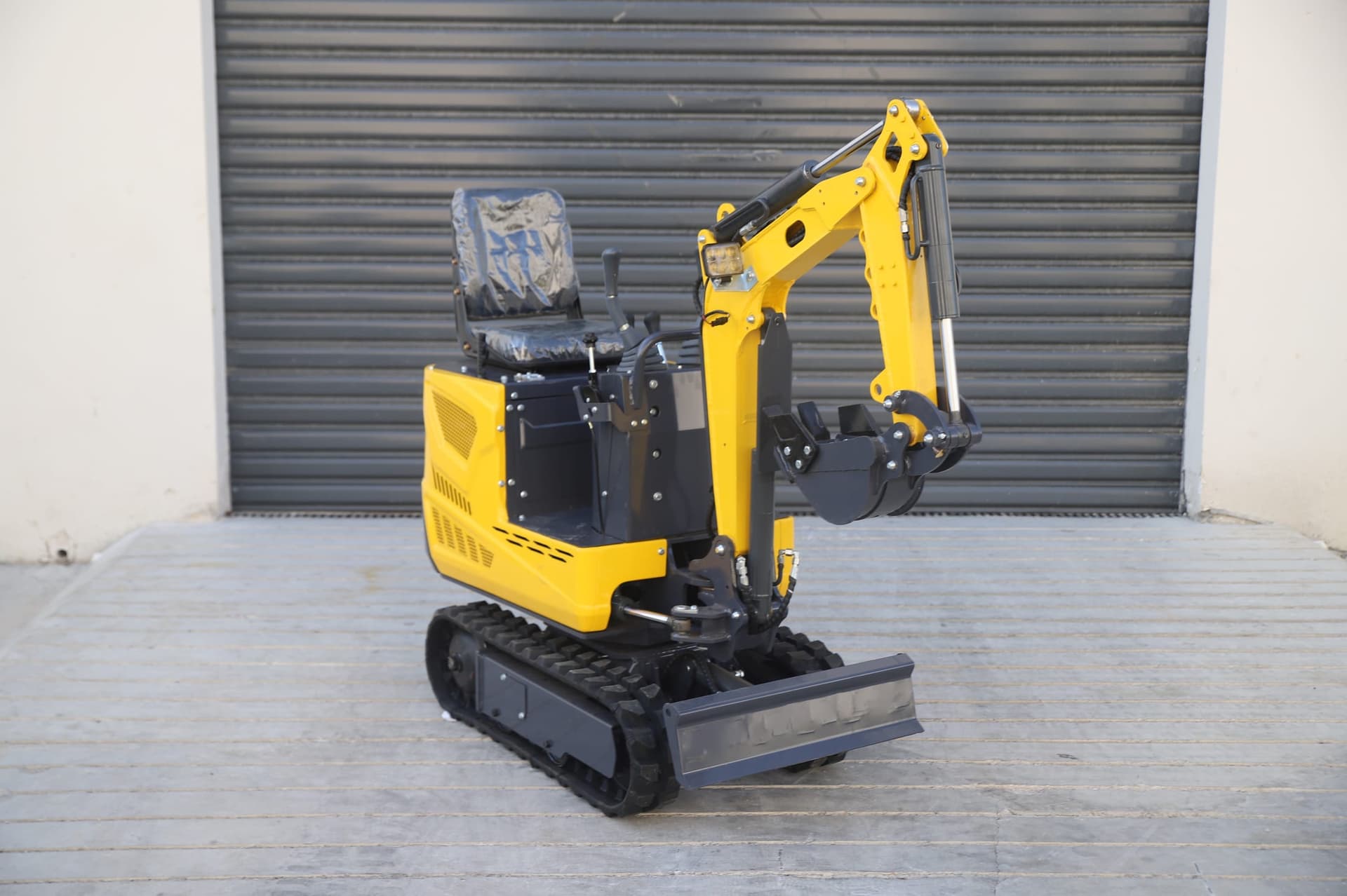 06Q mini excavator three quarter product view