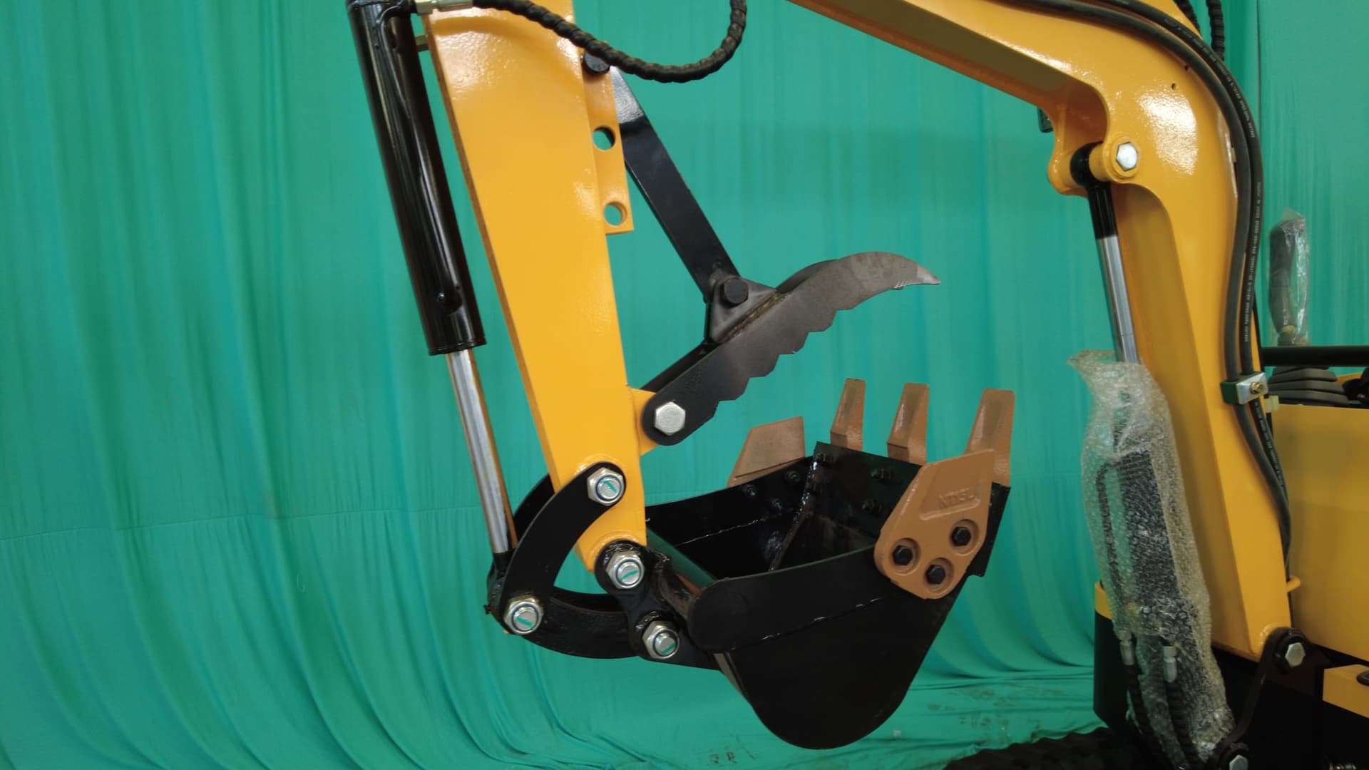 Thumb attachment mounted on compact excavator