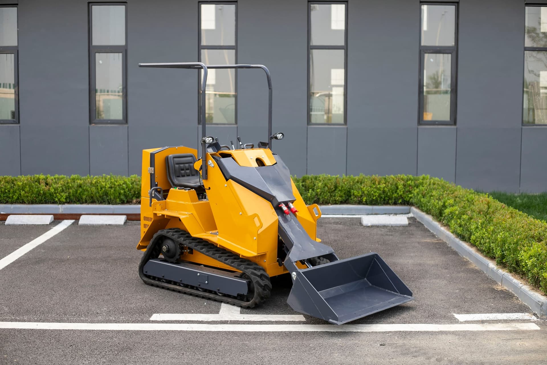 T390 tracked skid steer loader with bucket attachment for material handling